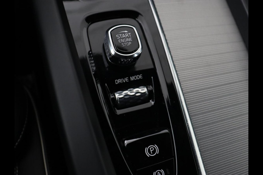 Volvo XC60 2.0 Recharge T8 AWD R-Design | Panoramadak | Trekhaak | Adaptive cruise | Stoelverwarming | Carplay | Harman/Kardon | Navigatie | Memory | Sportstoelen | Achterbankverwarming | PHEV | Plug In
