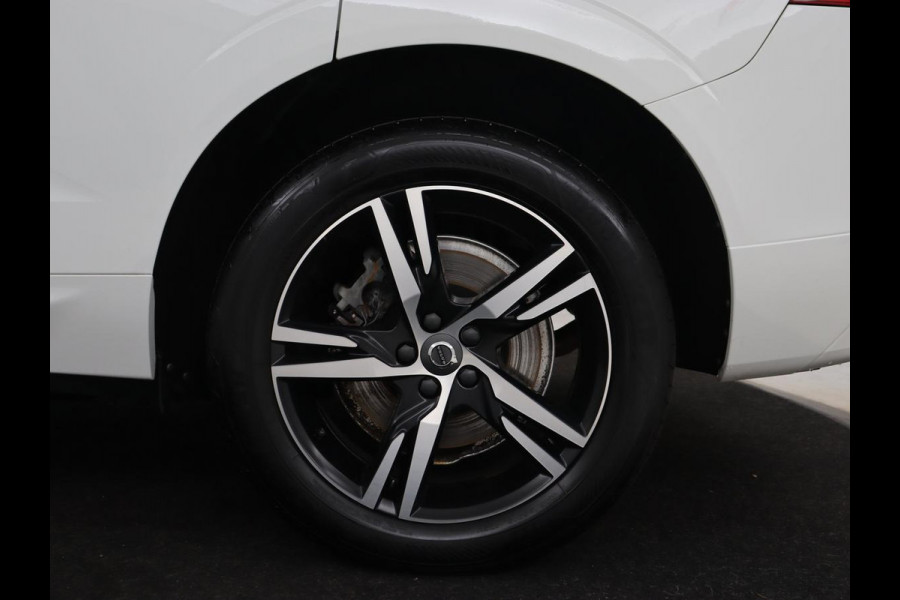 Volvo XC60 2.0 Recharge T8 AWD R-Design | Panoramadak | Trekhaak | Adaptive cruise | Stoelverwarming | Carplay | Harman/Kardon | Navigatie | Memory | Sportstoelen | Achterbankverwarming | PHEV | Plug In