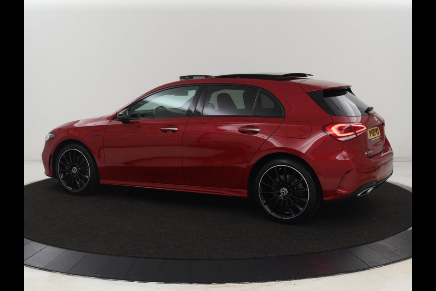 Mercedes-Benz A-Klasse 250e AMG | Panoramadak | 360 Camera | Burmester | Stoelverwarming | Adaptive cruise | Carplay | Sfeerverlichting | 19'' | Navigatie | Widescreen | Leder/Alcantara | PHEV | Plug In