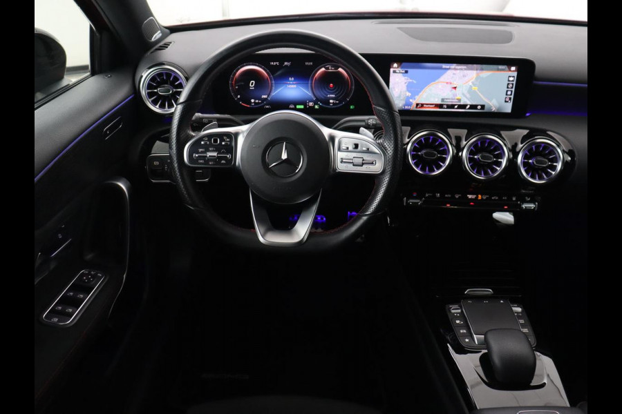 Mercedes-Benz A-Klasse 250e AMG | Panoramadak | 360 Camera | Burmester | Stoelverwarming | Adaptive cruise | Carplay | Sfeerverlichting | 19'' | Navigatie | Widescreen | Leder/Alcantara | PHEV | Plug In