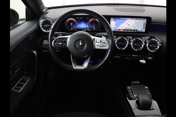 Mercedes-Benz A-Klasse 250e AMG | Panoramadak | 360 Camera | Burmester | Stoelverwarming | Adaptive cruise | Carplay | Sfeerverlichting | 19'' | Navigatie | Widescreen | Leder/Alcantara | PHEV | Plug In