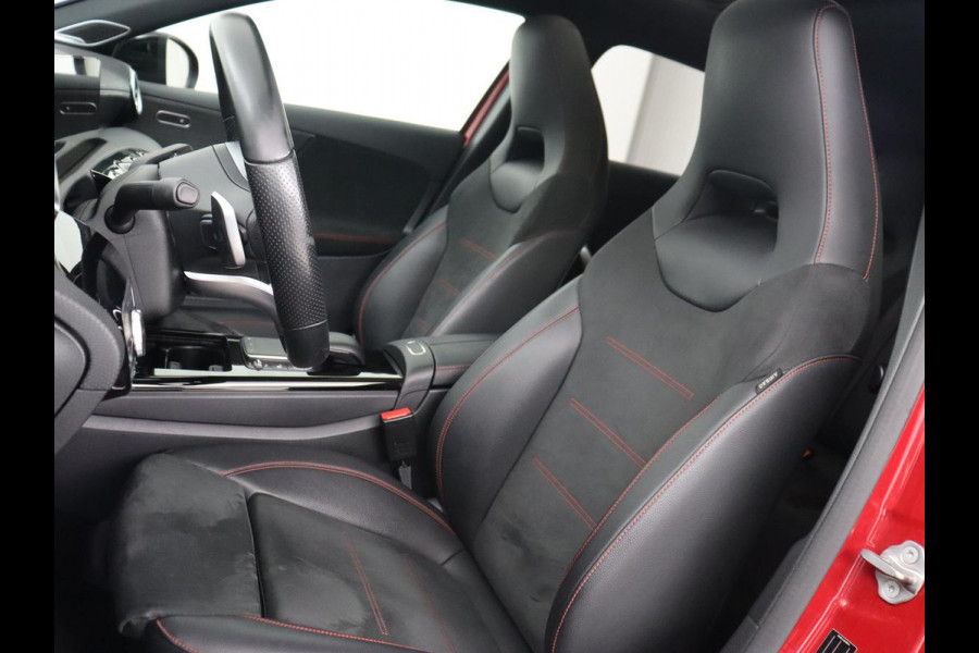 Mercedes-Benz A-Klasse 250e AMG | Panoramadak | 360 Camera | Burmester | Stoelverwarming | Adaptive cruise | Carplay | Sfeerverlichting | 19'' | Navigatie | Widescreen | Leder/Alcantara | PHEV | Plug In
