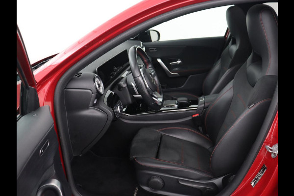 Mercedes-Benz A-Klasse 250e AMG | Panoramadak | 360 Camera | Burmester | Stoelverwarming | Adaptive cruise | Carplay | Sfeerverlichting | 19'' | Navigatie | Widescreen | Leder/Alcantara | PHEV | Plug In