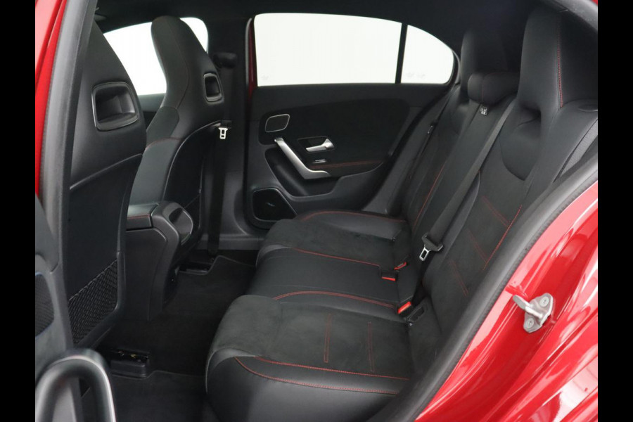 Mercedes-Benz A-Klasse 250e AMG | Panoramadak | 360 Camera | Burmester | Stoelverwarming | Adaptive cruise | Carplay | Sfeerverlichting | 19'' | Navigatie | Widescreen | Leder/Alcantara | PHEV | Plug In