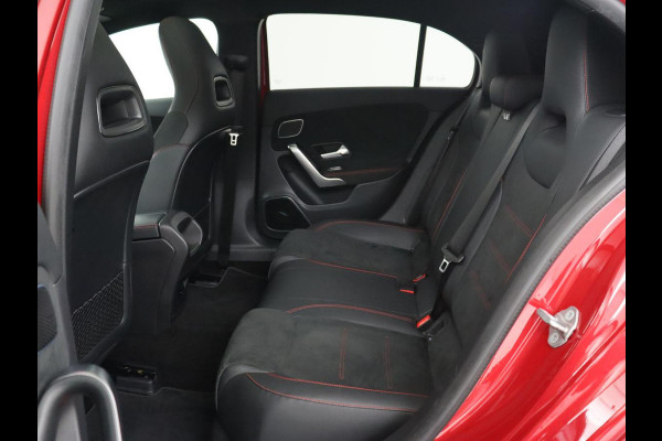 Mercedes-Benz A-Klasse 250e AMG | Panoramadak | 360 Camera | Burmester | Stoelverwarming | Adaptive cruise | Carplay | Sfeerverlichting | 19'' | Navigatie | Widescreen | Leder/Alcantara | PHEV | Plug In