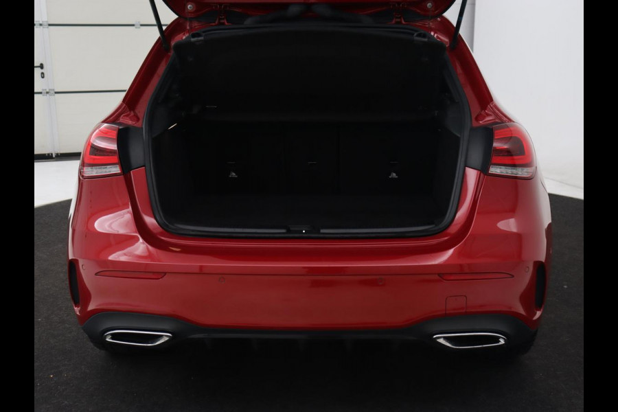 Mercedes-Benz A-Klasse 250e AMG | Panoramadak | 360 Camera | Burmester | Stoelverwarming | Adaptive cruise | Carplay | Sfeerverlichting | 19'' | Navigatie | Widescreen | Leder/Alcantara | PHEV | Plug In