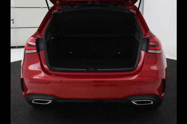 Mercedes-Benz A-Klasse 250e AMG | Panoramadak | 360 Camera | Burmester | Stoelverwarming | Adaptive cruise | Carplay | Sfeerverlichting | 19'' | Navigatie | Widescreen | Leder/Alcantara | PHEV | Plug In