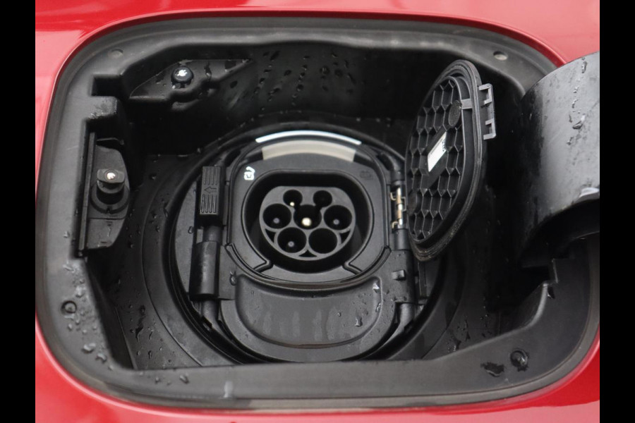 Mercedes-Benz A-Klasse 250e AMG | Panoramadak | 360 Camera | Burmester | Stoelverwarming | Adaptive cruise | Carplay | Sfeerverlichting | 19'' | Navigatie | Widescreen | Leder/Alcantara | PHEV | Plug In