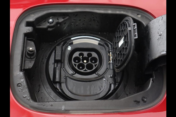 Mercedes-Benz A-Klasse 250e AMG | Panoramadak | 360 Camera | Burmester | Stoelverwarming | Adaptive cruise | Carplay | Sfeerverlichting | 19'' | Navigatie | Widescreen | Leder/Alcantara | PHEV | Plug In