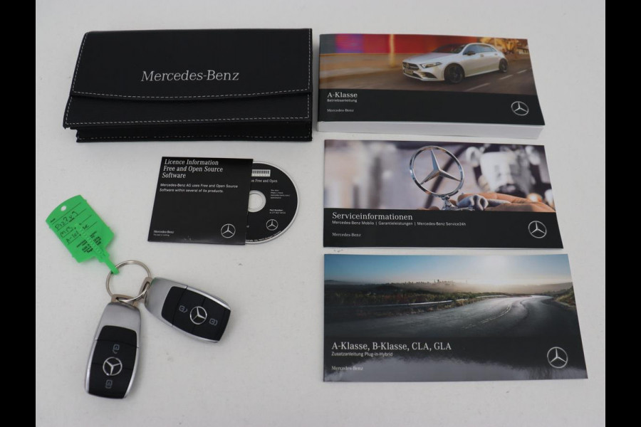 Mercedes-Benz A-Klasse 250e AMG | Panoramadak | 360 Camera | Burmester | Stoelverwarming | Adaptive cruise | Carplay | Sfeerverlichting | 19'' | Navigatie | Widescreen | Leder/Alcantara | PHEV | Plug In