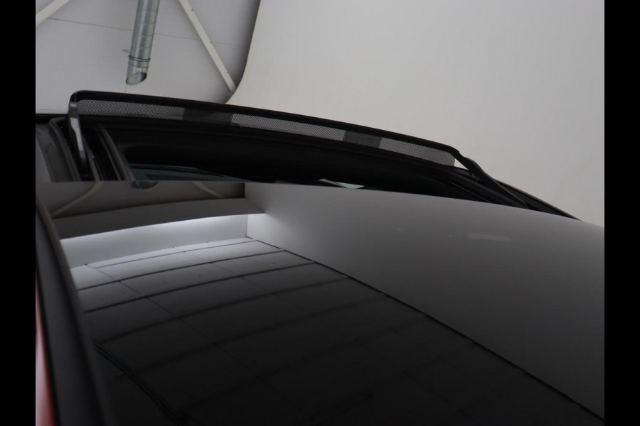 Mercedes-Benz A-Klasse 250e AMG | Panoramadak | 360 Camera | Burmester | Stoelverwarming | Adaptive cruise | Carplay | Sfeerverlichting | 19'' | Navigatie | Widescreen | Leder/Alcantara | PHEV | Plug In