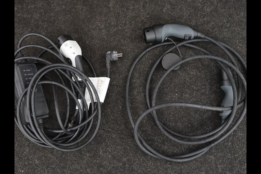 Mercedes-Benz A-Klasse 250e AMG | Panoramadak | 360 Camera | Burmester | Stoelverwarming | Adaptive cruise | Carplay | Sfeerverlichting | 19'' | Navigatie | Widescreen | Leder/Alcantara | PHEV | Plug In