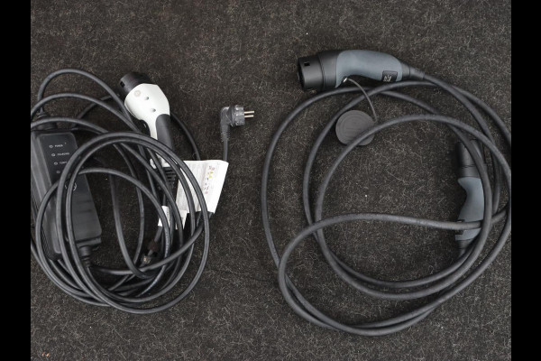 Mercedes-Benz A-Klasse 250e AMG | Panoramadak | 360 Camera | Burmester | Stoelverwarming | Adaptive cruise | Carplay | Sfeerverlichting | 19'' | Navigatie | Widescreen | Leder/Alcantara | PHEV | Plug In