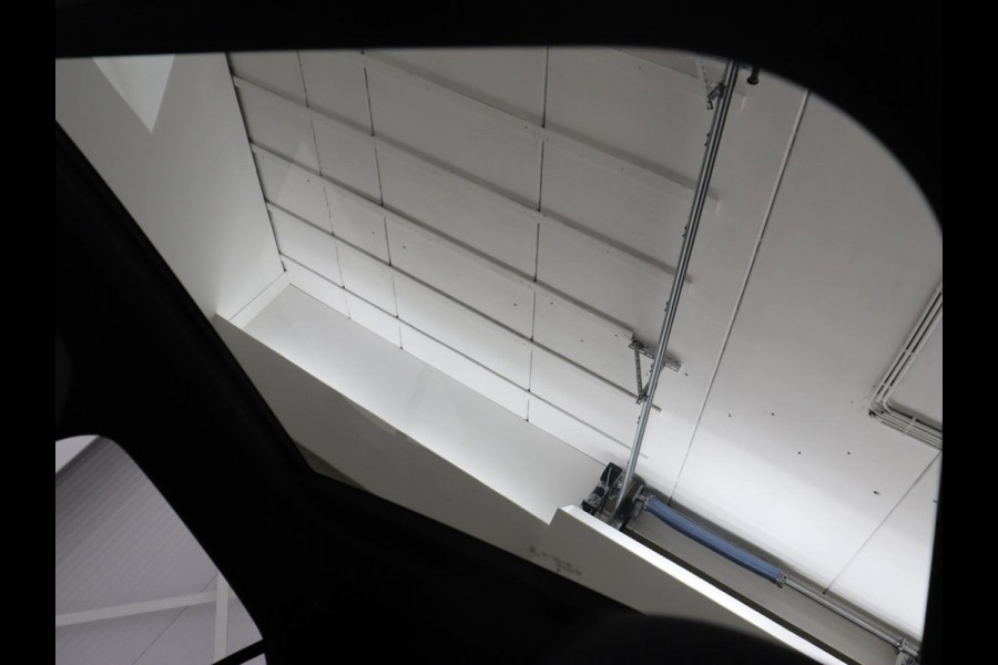 Mercedes-Benz A-Klasse 250e AMG | Panoramadak | 360 Camera | Burmester | Stoelverwarming | Adaptive cruise | Carplay | Sfeerverlichting | 19'' | Navigatie | Widescreen | Leder/Alcantara | PHEV | Plug In