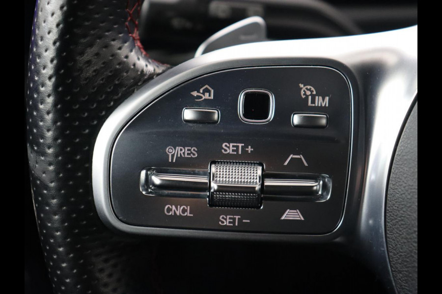 Mercedes-Benz A-Klasse 250e AMG | Panoramadak | 360 Camera | Burmester | Stoelverwarming | Adaptive cruise | Carplay | Sfeerverlichting | 19'' | Navigatie | Widescreen | Leder/Alcantara | PHEV | Plug In