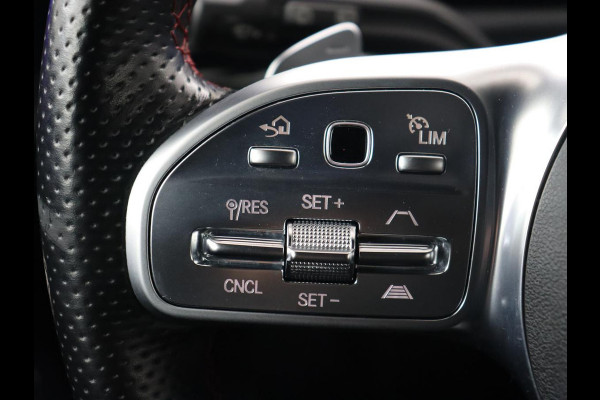 Mercedes-Benz A-Klasse 250e AMG | Panoramadak | 360 Camera | Burmester | Stoelverwarming | Adaptive cruise | Carplay | Sfeerverlichting | 19'' | Navigatie | Widescreen | Leder/Alcantara | PHEV | Plug In