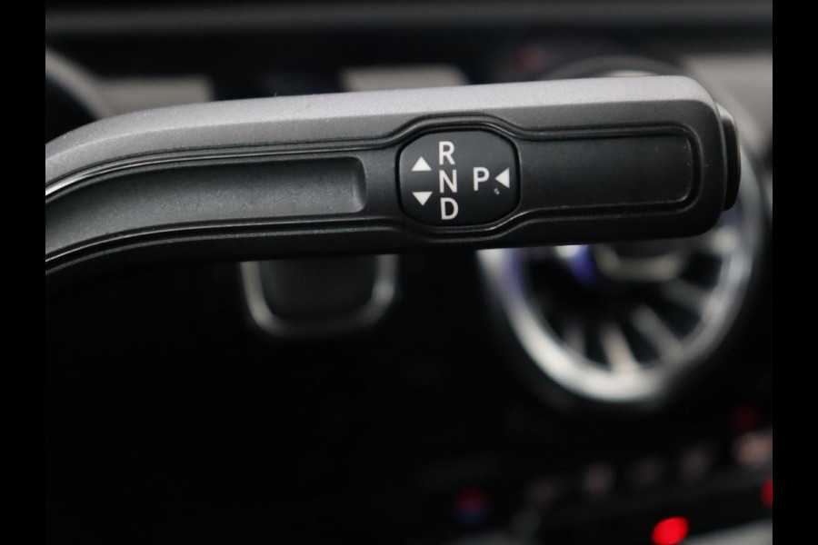 Mercedes-Benz A-Klasse 250e AMG | Panoramadak | 360 Camera | Burmester | Stoelverwarming | Adaptive cruise | Carplay | Sfeerverlichting | 19'' | Navigatie | Widescreen | Leder/Alcantara | PHEV | Plug In