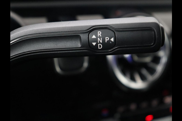 Mercedes-Benz A-Klasse 250e AMG | Panoramadak | 360 Camera | Burmester | Stoelverwarming | Adaptive cruise | Carplay | Sfeerverlichting | 19'' | Navigatie | Widescreen | Leder/Alcantara | PHEV | Plug In