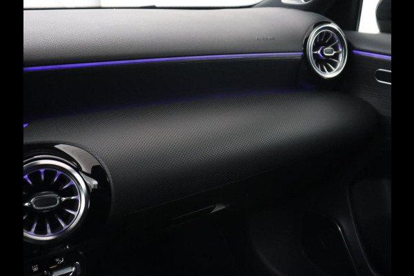 Mercedes-Benz A-Klasse 250e AMG | Panoramadak | 360 Camera | Burmester | Stoelverwarming | Adaptive cruise | Carplay | Sfeerverlichting | 19'' | Navigatie | Widescreen | Leder/Alcantara | PHEV | Plug In