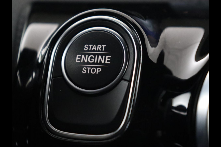 Mercedes-Benz A-Klasse 250e AMG | Panoramadak | 360 Camera | Burmester | Stoelverwarming | Adaptive cruise | Carplay | Sfeerverlichting | 19'' | Navigatie | Widescreen | Leder/Alcantara | PHEV | Plug In