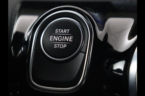 Mercedes-Benz A-Klasse 250e AMG | Panoramadak | 360 Camera | Burmester | Stoelverwarming | Adaptive cruise | Carplay | Sfeerverlichting | 19'' | Navigatie | Widescreen | Leder/Alcantara | PHEV | Plug In
