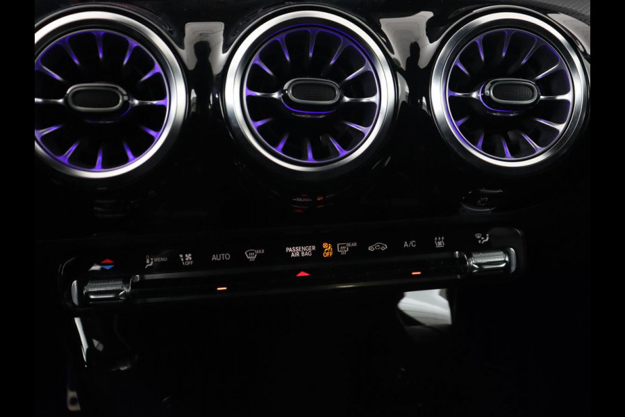 Mercedes-Benz A-Klasse 250e AMG | Panoramadak | 360 Camera | Burmester | Stoelverwarming | Adaptive cruise | Carplay | Sfeerverlichting | 19'' | Navigatie | Widescreen | Leder/Alcantara | PHEV | Plug In