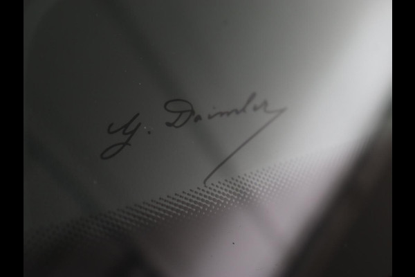 Mercedes-Benz A-Klasse 250e AMG | Panoramadak | 360 Camera | Burmester | Stoelverwarming | Adaptive cruise | Carplay | Sfeerverlichting | 19'' | Navigatie | Widescreen | Leder/Alcantara | PHEV | Plug In