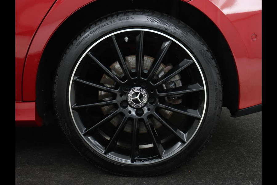 Mercedes-Benz A-Klasse 250e AMG | Panoramadak | 360 Camera | Burmester | Stoelverwarming | Adaptive cruise | Carplay | Sfeerverlichting | 19'' | Navigatie | Widescreen | Leder/Alcantara | PHEV | Plug In