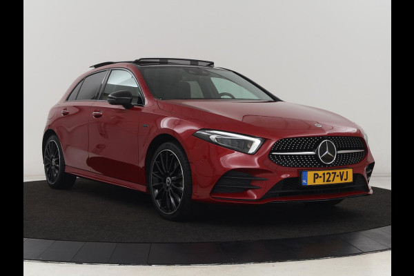 Mercedes-Benz A-Klasse 250e AMG | Panoramadak | 360 Camera | Burmester | Stoelverwarming | Adaptive cruise | Carplay | Sfeerverlichting | 19'' | Navigatie | Widescreen | Leder/Alcantara | PHEV | Plug In