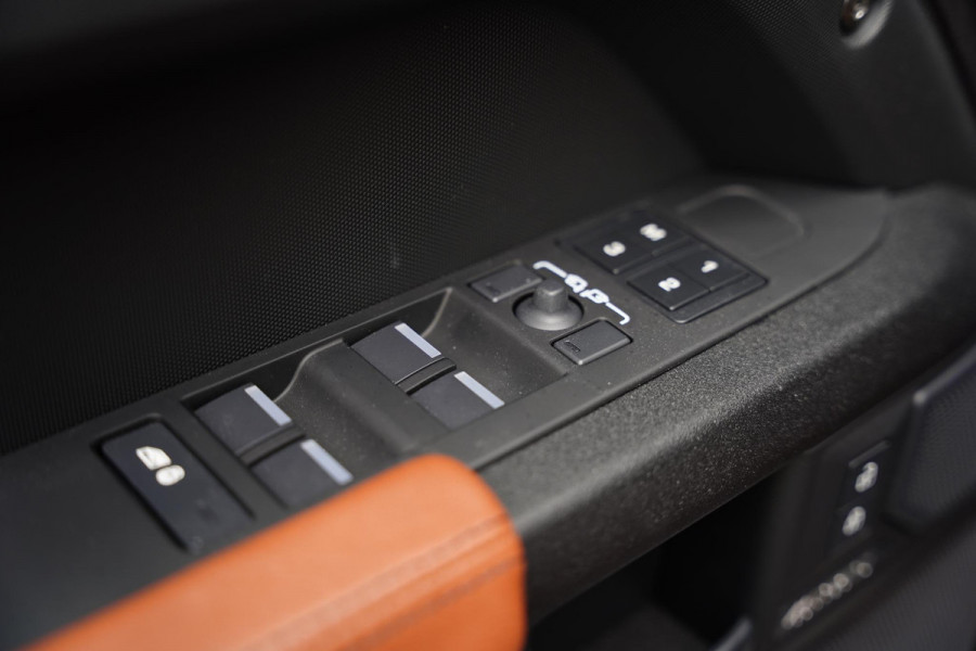 Land Rover Defender 110 P 635 V 8 Octa One of One Lamborghini Leather Land Rover Defender 110 P 635 V 8 Octa One of One Lamborghini Leather