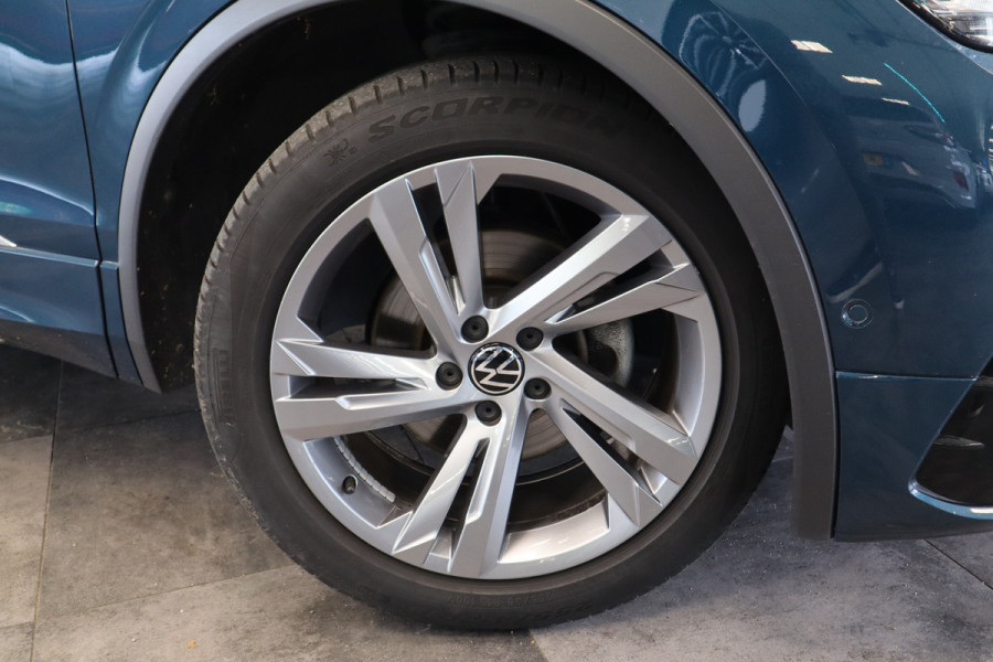 Volkswagen Tiguan 1.5 TSI R-Line Business+ Pano IQ-Light Park Assist Trekhaak