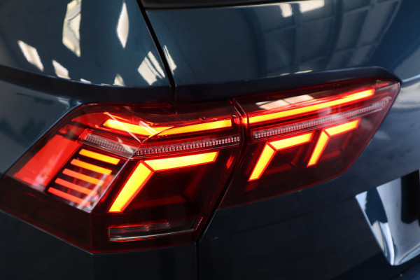 Volkswagen Tiguan 1.5 TSI R-Line Business+ Pano IQ-Light Park Assist Trekhaak