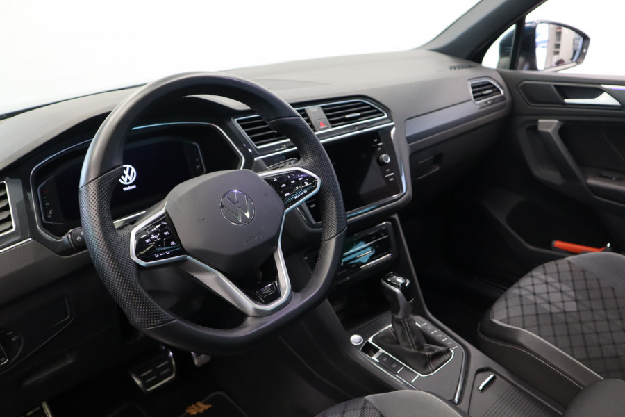 Volkswagen Tiguan 1.5 TSI R-Line Business+ Pano IQ-Light Park Assist Trekhaak