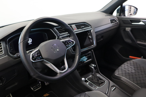 Volkswagen Tiguan 1.5 TSI R-Line Business+ Pano IQ-Light Park Assist Trekhaak