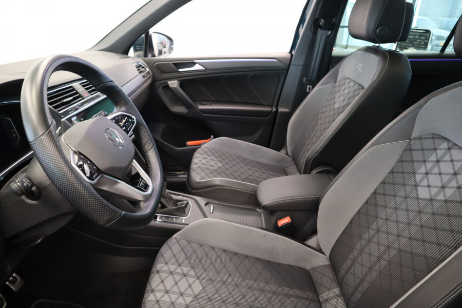 Volkswagen Tiguan 1.5 TSI R-Line Business+ Pano IQ-Light Park Assist Trekhaak