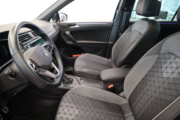 Volkswagen Tiguan 1.5 TSI R-Line Business+ Pano IQ-Light Park Assist Trekhaak