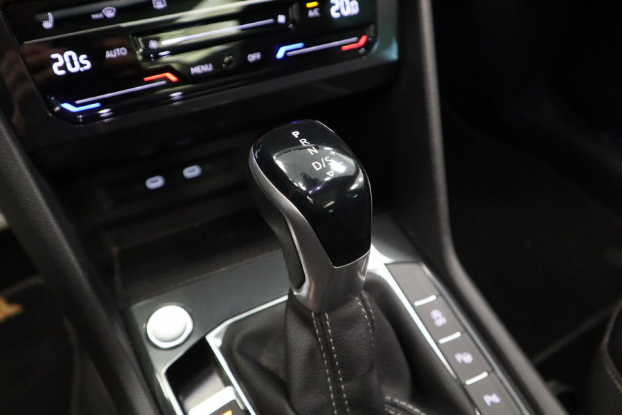 Volkswagen Tiguan 1.5 TSI R-Line Business+ Pano IQ-Light Park Assist Trekhaak