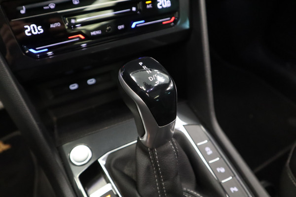 Volkswagen Tiguan 1.5 TSI R-Line Business+ Pano IQ-Light Park Assist Trekhaak