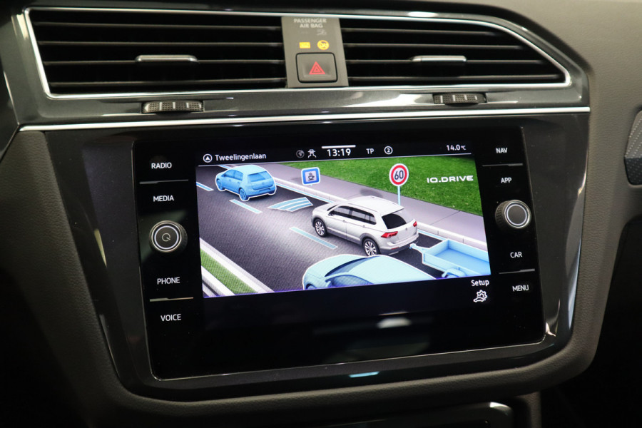 Volkswagen Tiguan 1.5 TSI R-Line Business+ Pano IQ-Light Park Assist Trekhaak