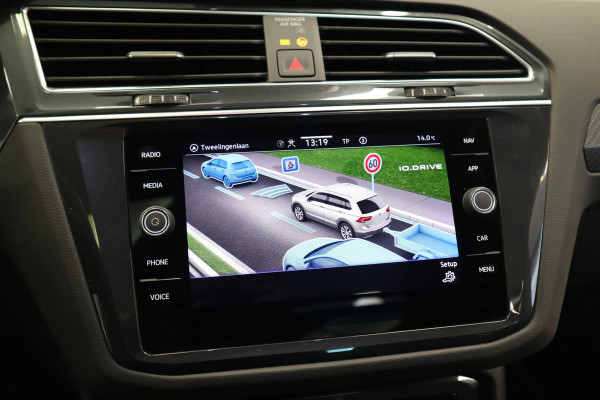 Volkswagen Tiguan 1.5 TSI R-Line Business+ Pano IQ-Light Park Assist Trekhaak