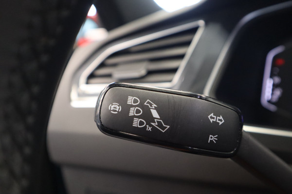 Volkswagen Tiguan 1.5 TSI R-Line Business+ Pano IQ-Light Park Assist Trekhaak