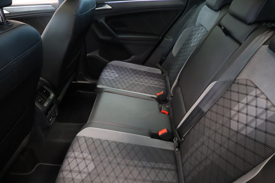 Volkswagen Tiguan 1.5 TSI R-Line Business+ Pano IQ-Light Park Assist Trekhaak