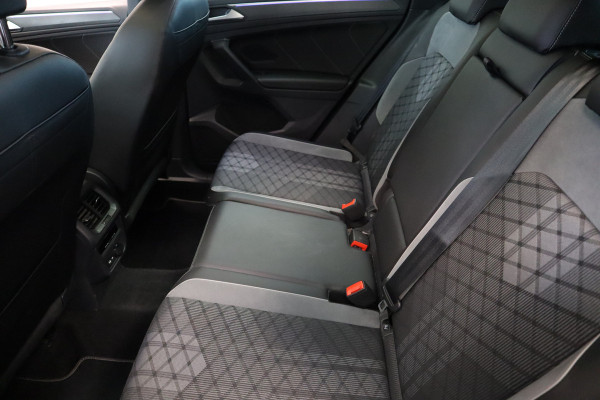 Volkswagen Tiguan 1.5 TSI R-Line Business+ Pano IQ-Light Park Assist Trekhaak