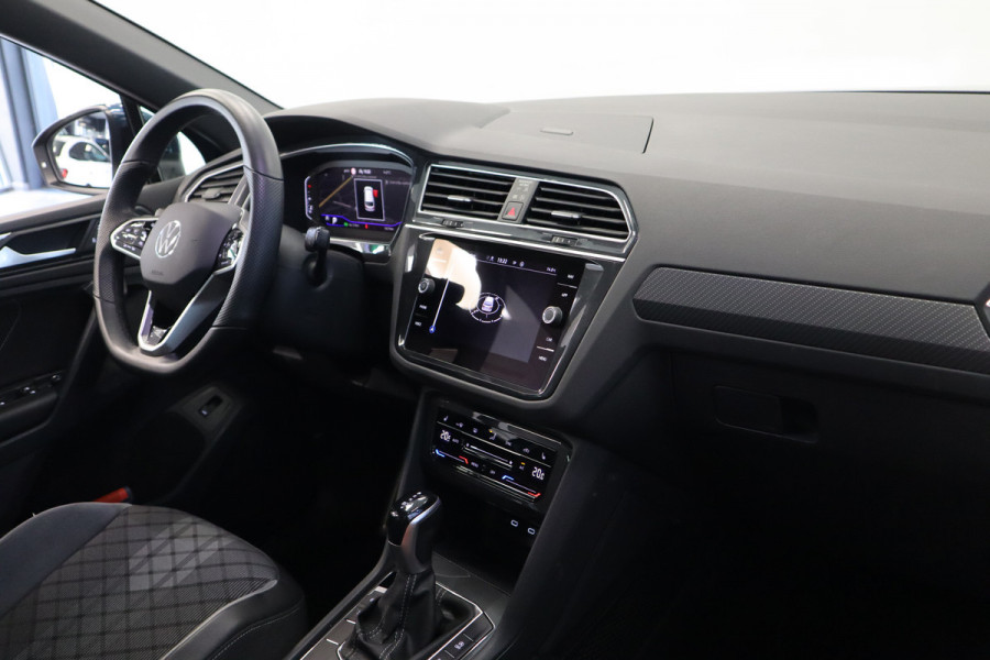 Volkswagen Tiguan 1.5 TSI R-Line Business+ Pano IQ-Light Park Assist Trekhaak