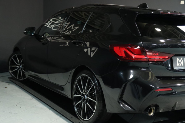 BMW 1-serie 120i M Sport / PANODAK / KEYLESS / DODEHOEK / STUUR+STOELVERW BMW 1-serie 120i M Sport / PANODAK / KEYLESS / DODEHOEK / STUUR+STOELVERW