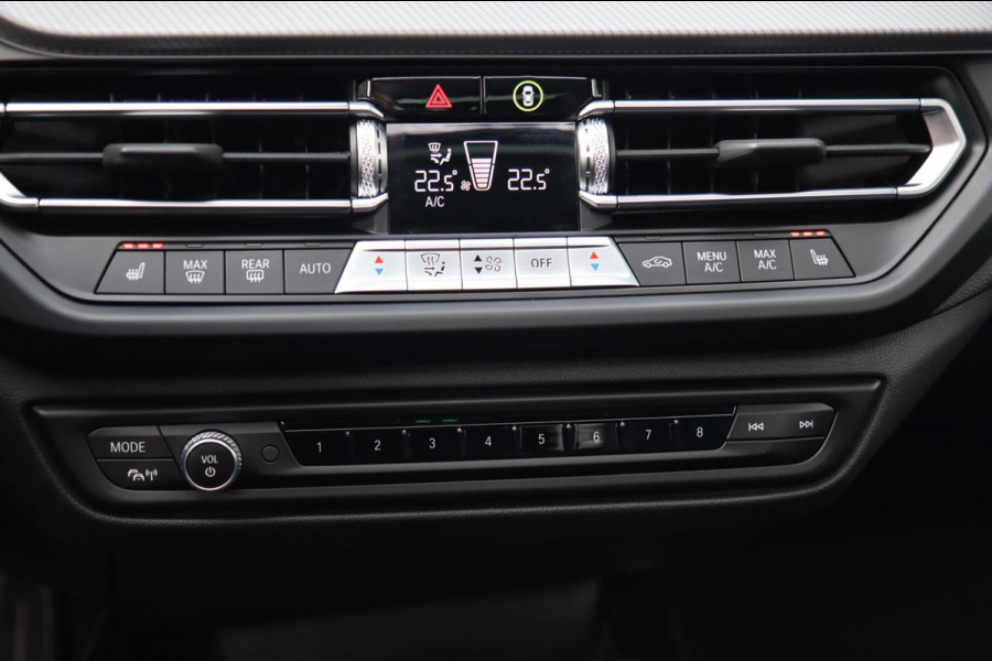 BMW 1-serie 120i M Sport / PANODAK / KEYLESS / DODEHOEK / STUUR+STOELVERW BMW 1-serie 120i M Sport / PANODAK / KEYLESS / DODEHOEK / STUUR+STOELVERW