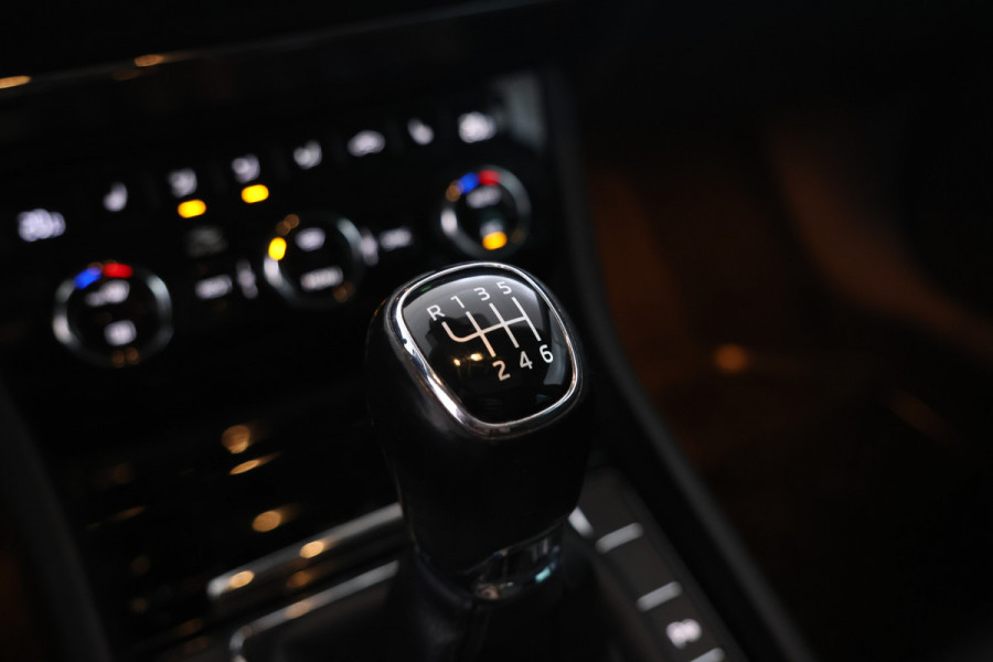 Škoda Superb Combi 1.5 TSI ACT Sportline Business Camera, Stoelverwarming, Panorama schuif/kantel, Apple Carplay