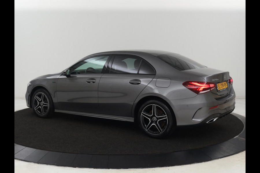Mercedes-Benz A-Klasse 250e AMG | Stoelverwarming | Carplay | Camera | Leder/Alcantara | Sfeerverlichting | Park Assist | Widescreen | Full LED | Dodehoek detectie | PHEV | Plug In Mercedes-Benz A-Klasse 250e AMG | Stoelverwarming | Carplay | Camera | Leder/Alcantara | Sfeerverlichting | Park Assist | Widescreen | Full LED | Dodehoek detectie | PHEV | Plug In