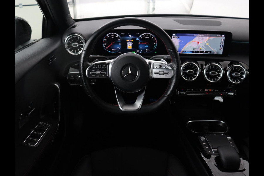 Mercedes-Benz A-Klasse 250e AMG | Stoelverwarming | Carplay | Camera | Leder/Alcantara | Sfeerverlichting | Park Assist | Widescreen | Full LED | Dodehoek detectie | PHEV | Plug In Mercedes-Benz A-Klasse 250e AMG | Stoelverwarming | Carplay | Camera | Leder/Alcantara | Sfeerverlichting | Park Assist | Widescreen | Full LED | Dodehoek detectie | PHEV | Plug In
