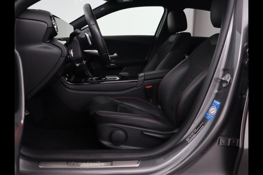 Mercedes-Benz A-Klasse 250e AMG | Stoelverwarming | Carplay | Camera | Leder/Alcantara | Sfeerverlichting | Park Assist | Widescreen | Full LED | Dodehoek detectie | PHEV | Plug In Mercedes-Benz A-Klasse 250e AMG | Stoelverwarming | Carplay | Camera | Leder/Alcantara | Sfeerverlichting | Park Assist | Widescreen | Full LED | Dodehoek detectie | PHEV | Plug In